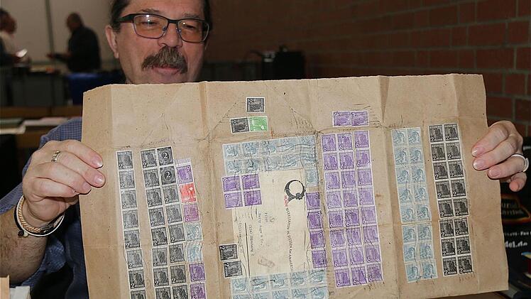 Während Währungsreform 1948 durften kurze Zeit alte Briefmarkenbestände der Reichsmark Verhältnis 10:1 verwendet werden. "Da war die Fläche eines Briefes schnell zugeklebt", sagt Roland Full. Fotos: Gerd Schaar