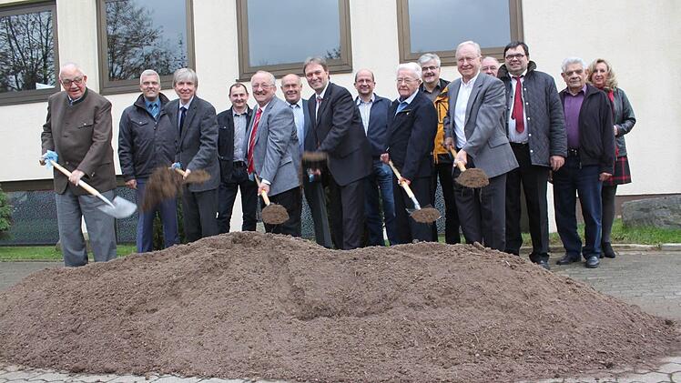 Vor den Bauarbeiten kommt der symbolische Spatenstich. Foto: Veronika Schadeck