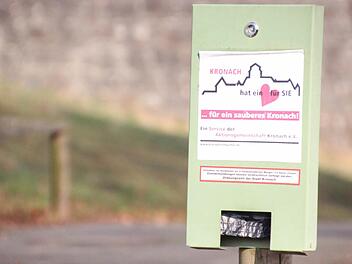 25 Euro kostet der Stadt ein Karton Hundekotbeutel, wie Stadtwerke-Leiter Peter Maaß feststellt. Etwa 30 Kartons für insgesamt rund 750 Euro schafft die Kreisstadt jährlich an, um die "Tütenspender" im Stadtgebiet zu befüllen.  Foto: Marco Meißner