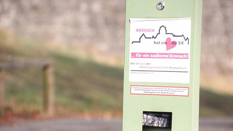 25 Euro kostet der Stadt ein Karton Hundekotbeutel, wie Stadtwerke-Leiter Peter Maaß feststellt. Etwa 30 Kartons für insgesamt rund 750 Euro schafft die Kreisstadt jährlich an, um die "Tütenspender" im Stadtgebiet zu befüllen.  Foto: Marco Meißner