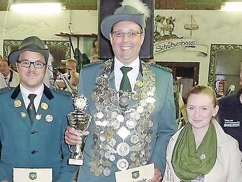 Der neue Regent bei den Stockheimer Schützen heißt Olaf Meißner (v. l.). Vorsitzender Frank Oberkofler, 2. Ritter Markus Müller, Schützenkönig Meißner, 1. Ritter Stefanie Morand, 2. Vorsitzender Andreas Kohles sowie 1. Schützenmeister Michel Dückerhoff.  Fotos: Gerd Fleischmann