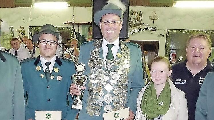 Der neue Regent bei den Stockheimer Schützen heißt Olaf Meißner (v. l.). Vorsitzender Frank Oberkofler, 2. Ritter Markus Müller, Schützenkönig Meißner, 1. Ritter Stefanie Morand, 2. Vorsitzender Andreas Kohles sowie 1. Schützenmeister Michel Dückerhoff.  Fotos: Gerd Fleischmann