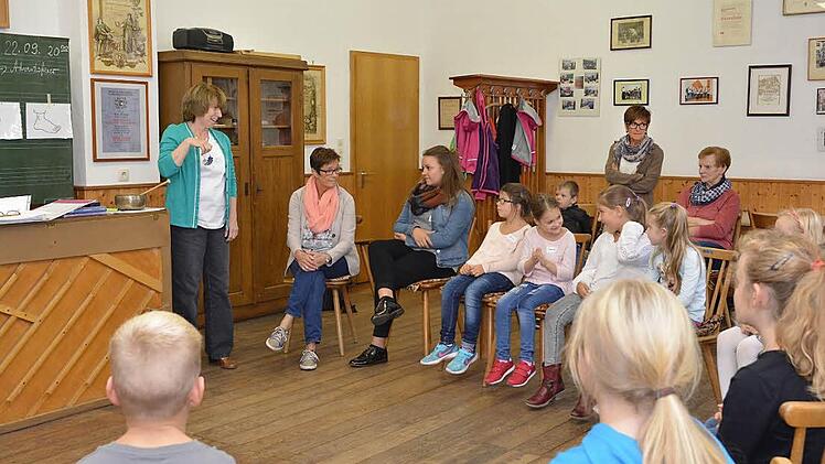 Lena Ney baut den Kinderchor auf, Vorsitzende Angela Buban freut sich über die Konsequenz aus der Schnupperstunde. Fotos: Björn Hein