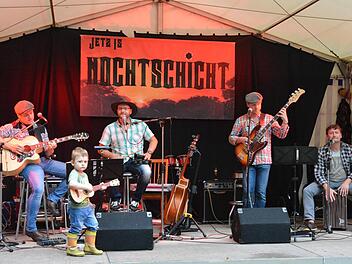 Die Band "Nochtschicht" sorgte im Schlosshof für gute Stimmung.  Fotos: Björn Hein