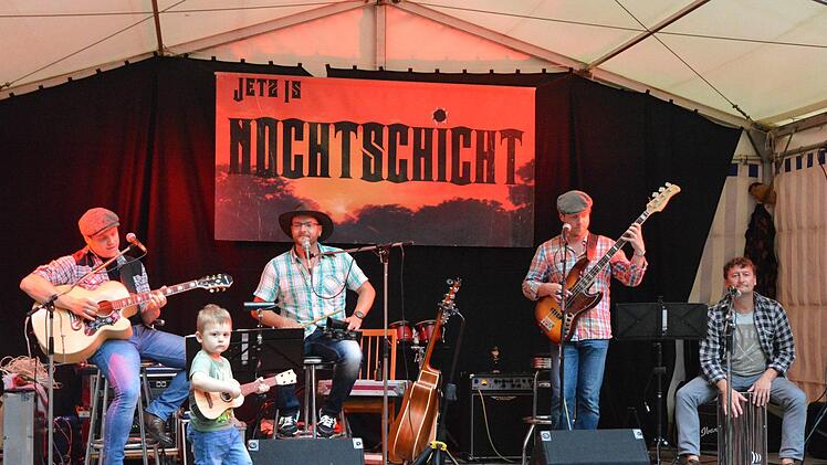 Die Band "Nochtschicht" sorgte im Schlosshof für gute Stimmung.  Fotos: Björn Hein