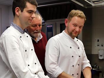 Davor Keno und Clemens Funke in der Küche. Dazwischen spitzt Uli Günther  neugierig in die Kochtöpfe.Johanna Blum