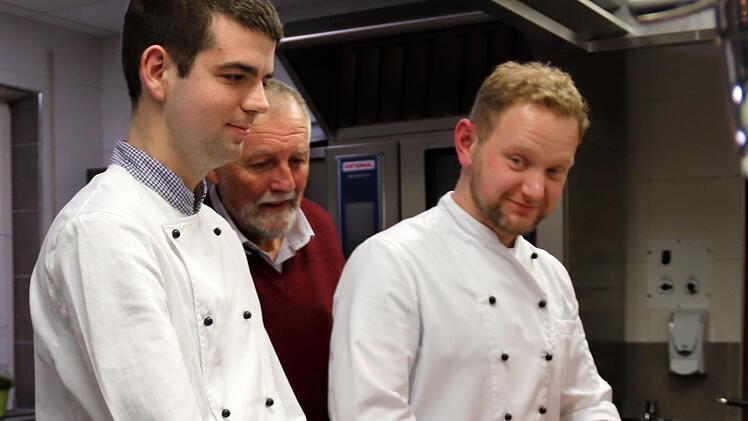 Davor Keno und Clemens Funke in der Küche. Dazwischen spitzt Uli Günther  neugierig in die Kochtöpfe.Johanna Blum