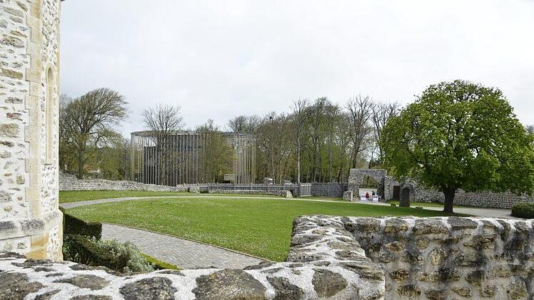 Impression vom Park mit dem historischen Schloss und dem hölzernen Rundtheater. Foto: Michael Stoschek