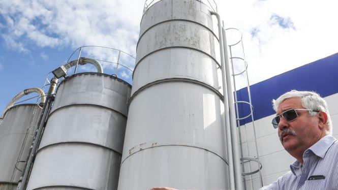 ? Granulatmühle: Die Kästen werden zu Granulat gemahlen. Das Granulat wird in großen Mischsilos gut homogenisiert.