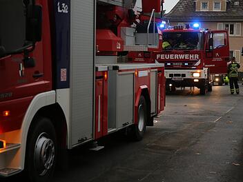 In Selb ist am Dienstag eine Frau bei einem Zimmerbrand ums Leben gekommen. Die Einsatzkräfte konnten nur noch ihren Tod feststellen. Symbolfoto: News5/Fricke