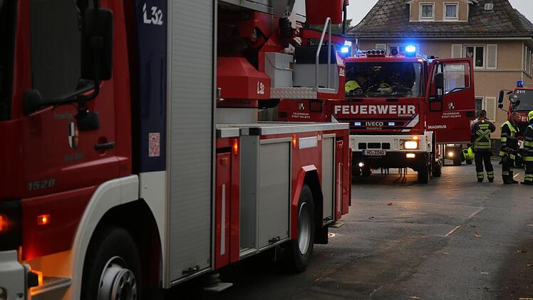 In Selb ist am Dienstag eine Frau bei einem Zimmerbrand ums Leben gekommen. Die Einsatzkräfte konnten nur noch ihren Tod feststellen. Symbolfoto: News5/Fricke