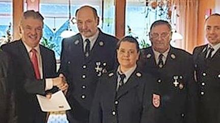 Für 40-jährige Dienstzeit wurde Ottmar Eberhardt (Dritter von links) geehrt. Mit im Bild (von links) Bürgermeister Siegfried Beyer, Landrat Klaus Peter Söllner, Anke Gemmel, Reinhold Kraus, Kreisbrandmeister Alexander Reinsch und Kreisbrandinspektor Horst Tempel. Foto: privat