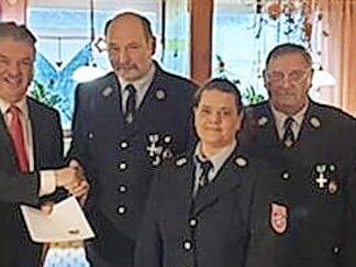 Für 40-jährige Dienstzeit wurde Ottmar Eberhardt (Dritter von links) geehrt. Mit im Bild (von links) Bürgermeister Siegfried Beyer, Landrat Klaus Peter Söllner, Anke Gemmel, Reinhold Kraus, Kreisbrandmeister Alexander Reinsch und Kreisbrandinspektor Horst Tempel. Foto: privat