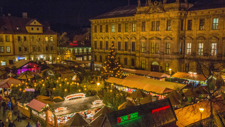 Eine Aufsicht auf alle Stände des Weihnachtsmarktes "Waldweihnacht" in Erlangen.