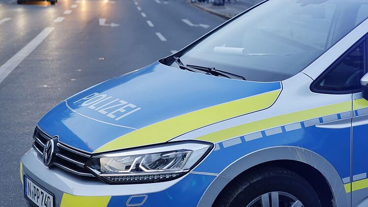 Aufruhr in Nürnberger Supermarkt - Mann attackiert nach Festnahme Polizisten