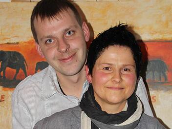 Den 12.12.12 haben Nicole Rausch und Oliver Hellmuth erst seit vier Wochen ganz dick im Kalender stehen; Jetzt wird geheiratet. Foto: Eckehard Kiesewetter