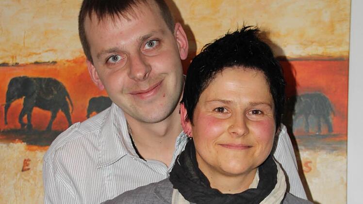 Den 12.12.12 haben Nicole Rausch und Oliver Hellmuth erst seit vier Wochen ganz dick im Kalender stehen; Jetzt wird geheiratet. Foto: Eckehard Kiesewetter