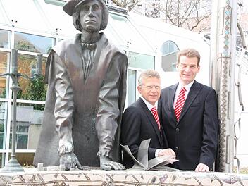 Roland Friedrich (links) und Michael Rendl mit Imre Vargas "Geldwechsler".  Foto: Edgar Bartl