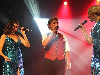 Moderator Rainer Ludwig traute sich zum ersten Mal auch als Sänger vor das Mikro und stimmte gemeinsam mit den Geschwistern Hofmann "Country Roads" an. Das Publikum tobte. Foto: Sonja Adam