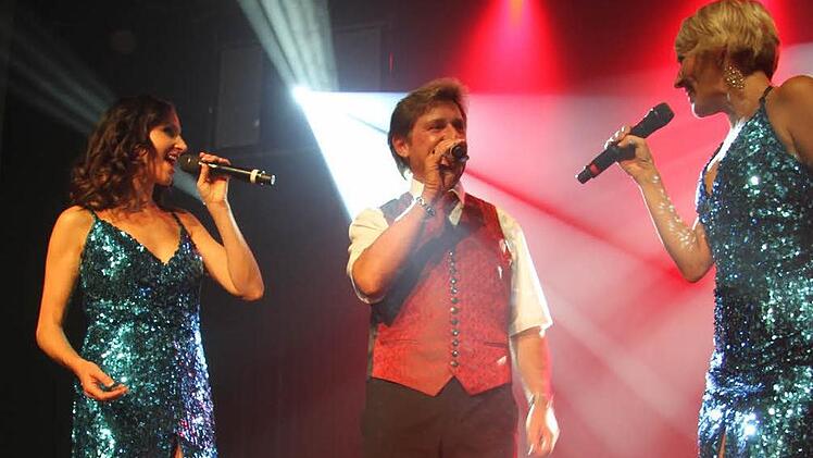 Moderator Rainer Ludwig traute sich zum ersten Mal auch als Sänger vor das Mikro und stimmte gemeinsam mit den Geschwistern Hofmann "Country Roads" an. Das Publikum tobte. Foto: Sonja Adam