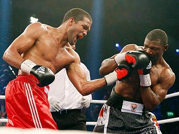 Yoan Pablo Hernandez (links) hier gegen Troy Ross bei der Internationalen Berufsboxgala in Bamberg im September 2012. Alle Fotos: Photo Wende