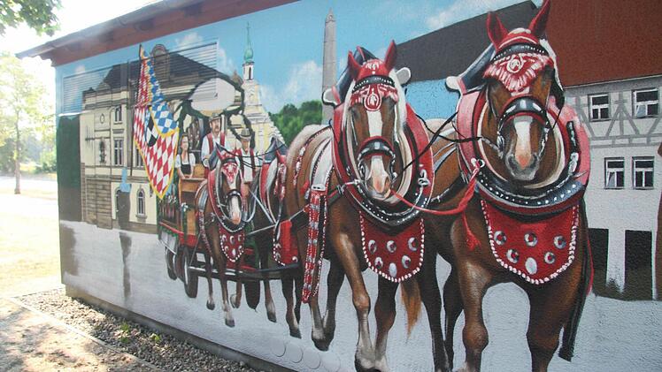 Auf der Rückseite entsteht der Kulmbacher Marktplatz mit Vereinshaus, Rathaus und einem Pferdefuhrwerk.