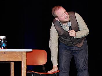 Philip Simon bei seinem Auftritt beim 17. Kissinger Kabarettherbst im Bad Kissinger Kurtheater.  Foto: Sigismund von Dobschütz