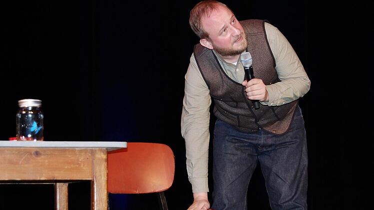 Philip Simon bei seinem Auftritt beim 17. Kissinger Kabarettherbst im Bad Kissinger Kurtheater.  Foto: Sigismund von Dobschütz