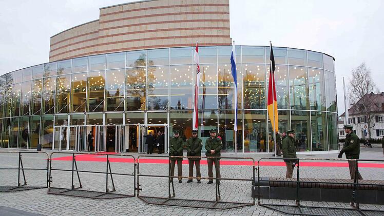 Ein stattliches Polizeiaufgebot sicherte die Konzerthalle. Foto: RiegerPress