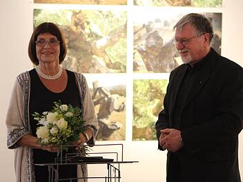 Der Vorsitzende des KKV, Karol J. Hurec, zeigte sich über die tolle Ausstellung von Angela George-Morelli sehr erfreut. Foto: Michael Wunder