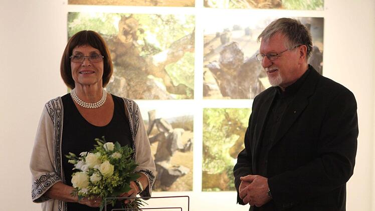 Der Vorsitzende des KKV, Karol J. Hurec, zeigte sich über die tolle Ausstellung von Angela George-Morelli sehr erfreut. Foto: Michael Wunder