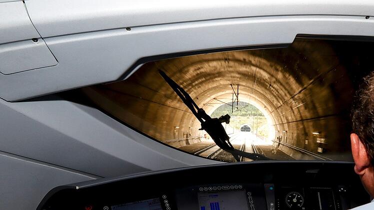 Immer wieder geht´s durch Tunnels auf der Strecke zwischen Ebensfeld und Erfurt. Foto: Matthias Hoch