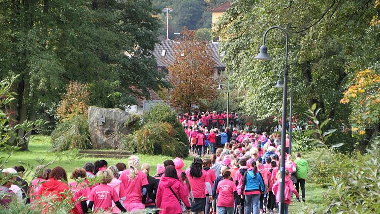 Jährlich am 3. Oktober laufen in Bad Brückenau Frauen zugunsten der Brustkrebsvorsorge. Foto: Ulrike Müller