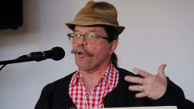 Als aneckende Kabarettfigur Erwin Pelzig & Co half Roland Full der Erinnerung auf die Spur.Gerd Schaar