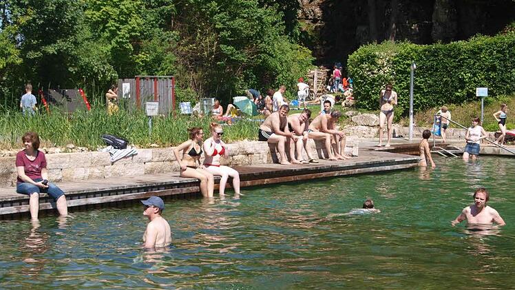 Erfrischung inmitten der Natur: Das Freibad in Gößweinstein. Foto: Thomas Weichert
