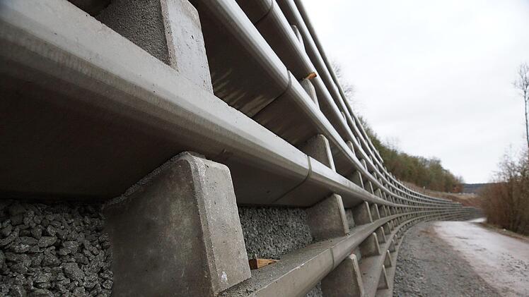 Die Raumgitterwand stützt die Böschung entlang des Radwegs.Foto: Arkadius Guzy