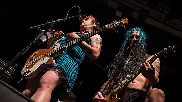 Punkrock in der Würzburger s.Oliver-Arena: Sänger Fat Mike (links) und Gitarrist Eric Melvin von NOFX. Foto:  Stephan Großmann