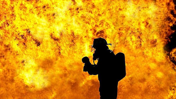 Großbrand: Bauernhof in Ochsenfurt niedergebrannt - Rinder verenden
