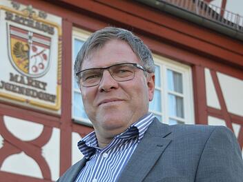 Ab Freitag, 1. Mai, ist Edmund Ulm (CSU) offiziell der Chef im Igensdorfer Rathaus und tritt die Nachfolge von Wolfgang Rast (Igensdorfer Umland) an. Foto: Ronald Heck