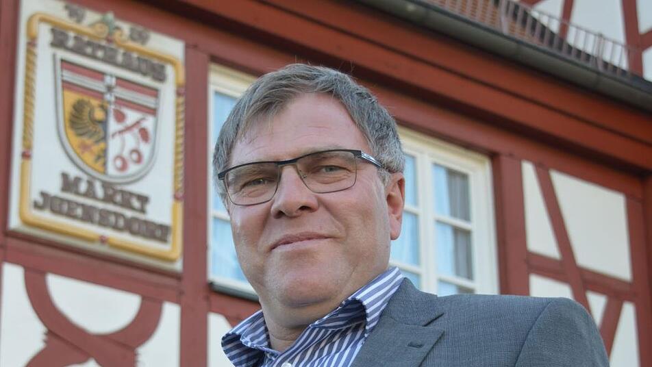 Ab Freitag, 1. Mai, ist Edmund Ulm (CSU) offiziell der Chef im Igensdorfer Rathaus und tritt die Nachfolge von Wolfgang Rast (Igensdorfer Umland) an. Foto: Ronald Heck