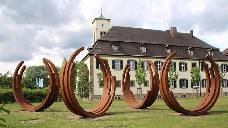 Die Skulptur von Bernar Venet bildet das Zentrum des Skulpturenparks. Foto: Thomas Malz