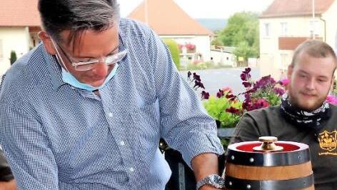 Karsten Fischkal zapft das erste Kerwabier. Foto: Johanna Blum