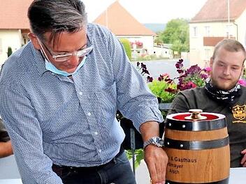 Karsten Fischkal zapft das erste Kerwabier. Foto: Johanna Blum