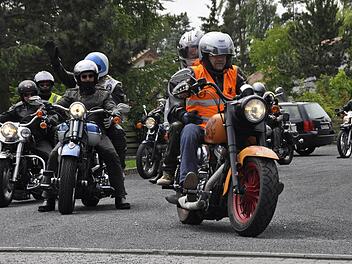 Peter Waldhäuser und seine Motorradfreunde nahmen 20 begeisterte Menschen mit Behinderung mit auf eine unvergessliche Motorradtour.  Fotos: Pfannes