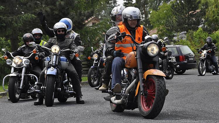 Peter Waldhäuser und seine Motorradfreunde nahmen 20 begeisterte Menschen mit Behinderung mit auf eine unvergessliche Motorradtour.  Fotos: Pfannes