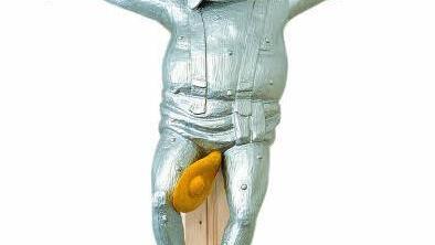 "Die Füße zuerst" heißt diese Plastik von Martin Kippenberger von 1991, die im Hamburger Bahnhof ausgestellt wird. Foto: The Estate of Martin Kippenberger, Galerie Gisela Captain, Cologne