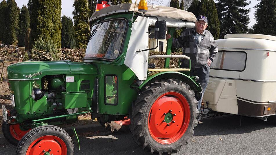 Rentner Winfrie dLangner und sein "Trecker Robert".  Foto: Matthias Benirschke/dpa