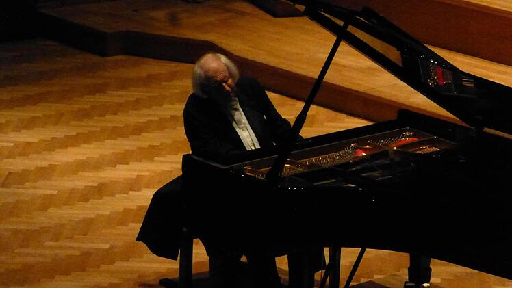 Wie sieht Grigory Sokolov eigentlich aus, wenn er spielt? In der Dunkelkammer des Großen Saals lässt sich das so gut wie überhaupt nicht erkennen. Da muss die Technik ein bisschen nachhelfen.  Fotos: Ahnert