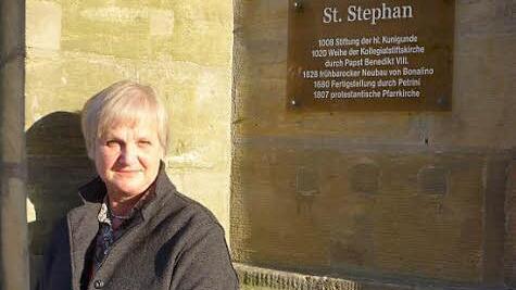 Die Künstlerin vor dem Gotteshaus St. Stephan in Bamberg. Foto: Sabine Meißner