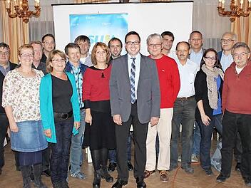 CSU-Bürgermeisterkandidat Rainer Schmeußer inmitten der nominierten Stadtratskandidaten.  Foto: fra-press